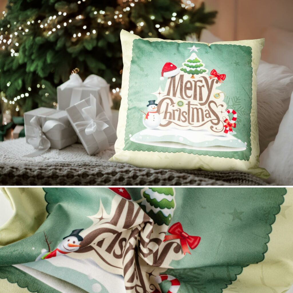 Grünes Weihnachtskissen mit Weihnachtsbaum und Merry-Christmas-Schriftzug vor einem Weihnachtsbaum mit Lichtern