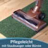 POETGRUN-025-060_40 Schmale grüne Schmutzfangmatte wird mit einem Staubsauger gereinigt.