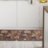 TGLAUF048_24 Abwaschbarer Küchenläufer mit Herz-Motiv auf Holzoptik vor weißen Küchenschränken.