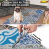 TGLAUF054_50 Mops sitzt auf blauem Porto Azul Küchenläufer, der zugeschnitten wird.