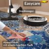 TGLAUF054_70 Reinigung eines blau gemusterten Küchenläufers mit Staubsauger, Saugroboter und Tuch.