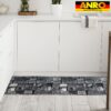 GIMMY711_24 Anro Küchenläufer 80x48 cm in anthrazitfarbener Holzoptik vor weißer Küchenzeile.