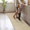 BMBEIG_70 Beigefarbener Küchenläufer aus Mikrofaser in einer modernen Küche mit zwei Personen.