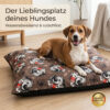 Braunes Hundekissen mit Hundemotiv, auf dem ein Hund entspannt liegt.