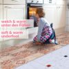 GTPSPETR_15 Kind kniet auf braunem Fliesen-Teppichläufer vor einem Backofen in der Küche.