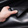 GL1100_20A-jpg Hand hält eine glatte, schwarze SBR-Gummimatte mit 1 mm Stärke.