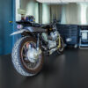 GL1100_11-jpg Schwarze, glatte SBR-Gummimatte als Werkstattboden unter einem Motorrad.
