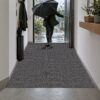 ANRO MISCHA Läufer Grau – Gummistiefel mit Schmutz auf der Matte