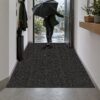 ANRO MISCHA Läufer Schwarz – Gummistiefel mit Schmutz auf der Matte
